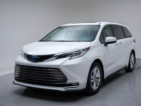 Used 2022 Toyota Sienna Limited image 1