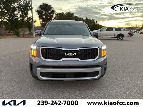 Certified 2025 Kia Telluride LX image 9