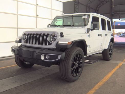 Used 2025 Jeep Wrangler Unlimited Sahara w/ Safety Group AWD/4WD image 4