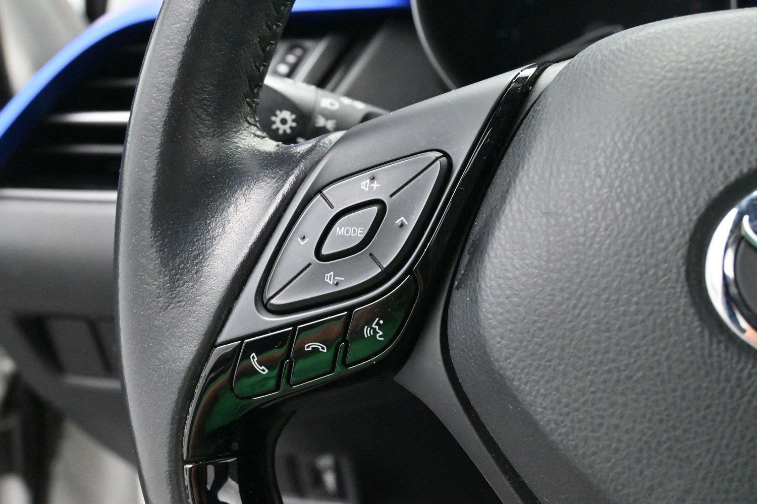 Used 2022 Toyota C-HR XLE FWD image 16