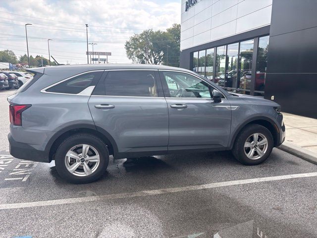 Certified 2023 Kia Sorento LX AWD/4WD image 2