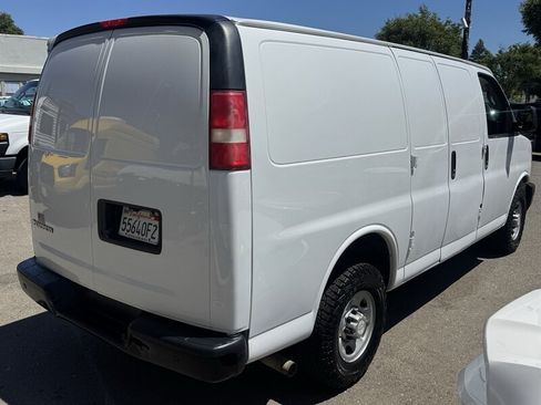 Used 2017 Chevrolet Express 2500 RWD image 4