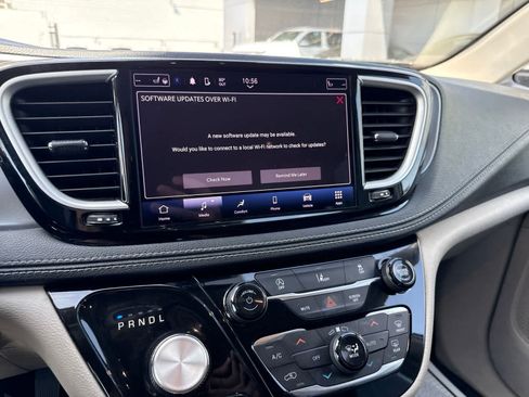 Used 2022 Chrysler Pacifica Touring-L FWD image 16