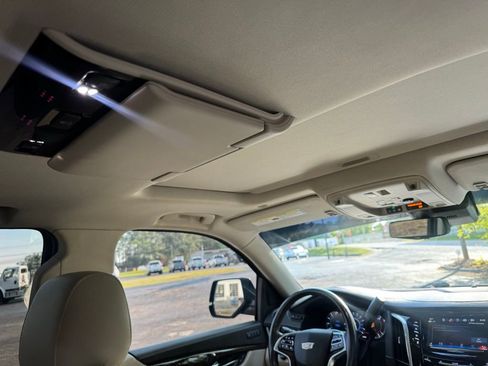 Used 2018 Cadillac Escalade Luxury AWD/4WD image 14