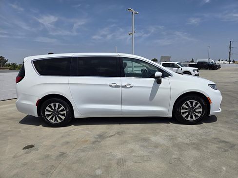 Used 2023 Chrysler Pacifica Touring-L FWD image 2