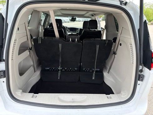 Used 2023 Chrysler Pacifica Limited FWD image 15
