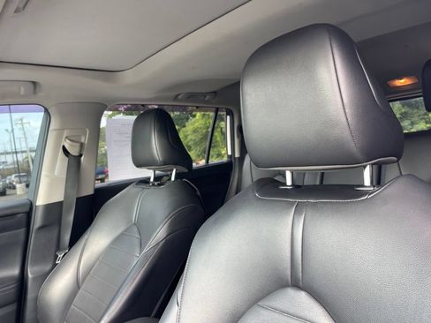 Used 2021 Toyota Highlander XLE AWD/4WD image 9