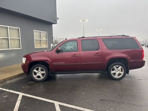 Used 2008 Chevrolet Suburban LT image 2