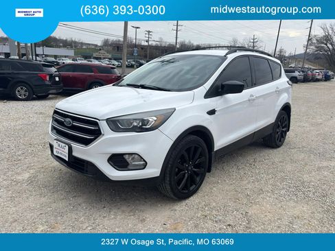 Used 2017 Ford Escape SE w/ SE Sport Appearance Package AWD/4WD image 1
