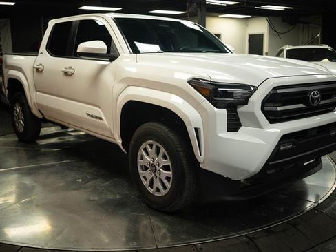 Used 2024 Toyota Tacoma SR5 AWD/4WD image 5
