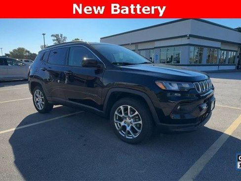 Used 2022 Jeep Compass Latitude image 2