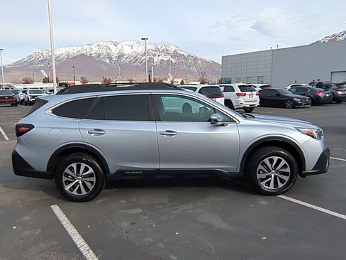 Used 2022 Subaru Outback Premium image 2