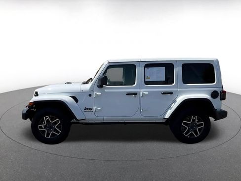 Used 2025 Jeep Wrangler Unlimited Sahara AWD/4WD image 8