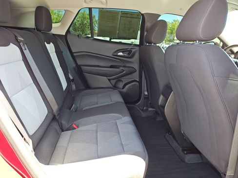 Used 2025 Chevrolet Trax LS w/ LS Convenience Package FWD image 28
