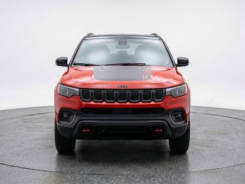 Used 2025 Jeep Compass Trailhawk image 2