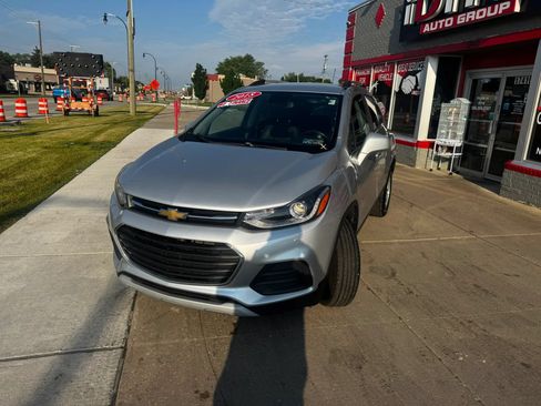 Used 2018 Chevrolet Trax LT w/ LT Convenience Package AWD/4WD image 1