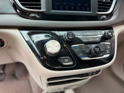 Used 2020 Chrysler Pacifica Touring-L FWD image 32