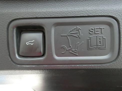 Used 2020 Ford Expedition XLT w/ Equipment Group 202A AWD/4WD image 19