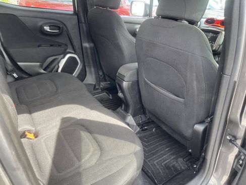Used 2018 Jeep Renegade Latitude AWD/4WD image 24