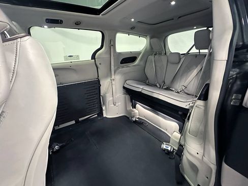 Used 2017 Chrysler Pacifica Limited FWD image 15