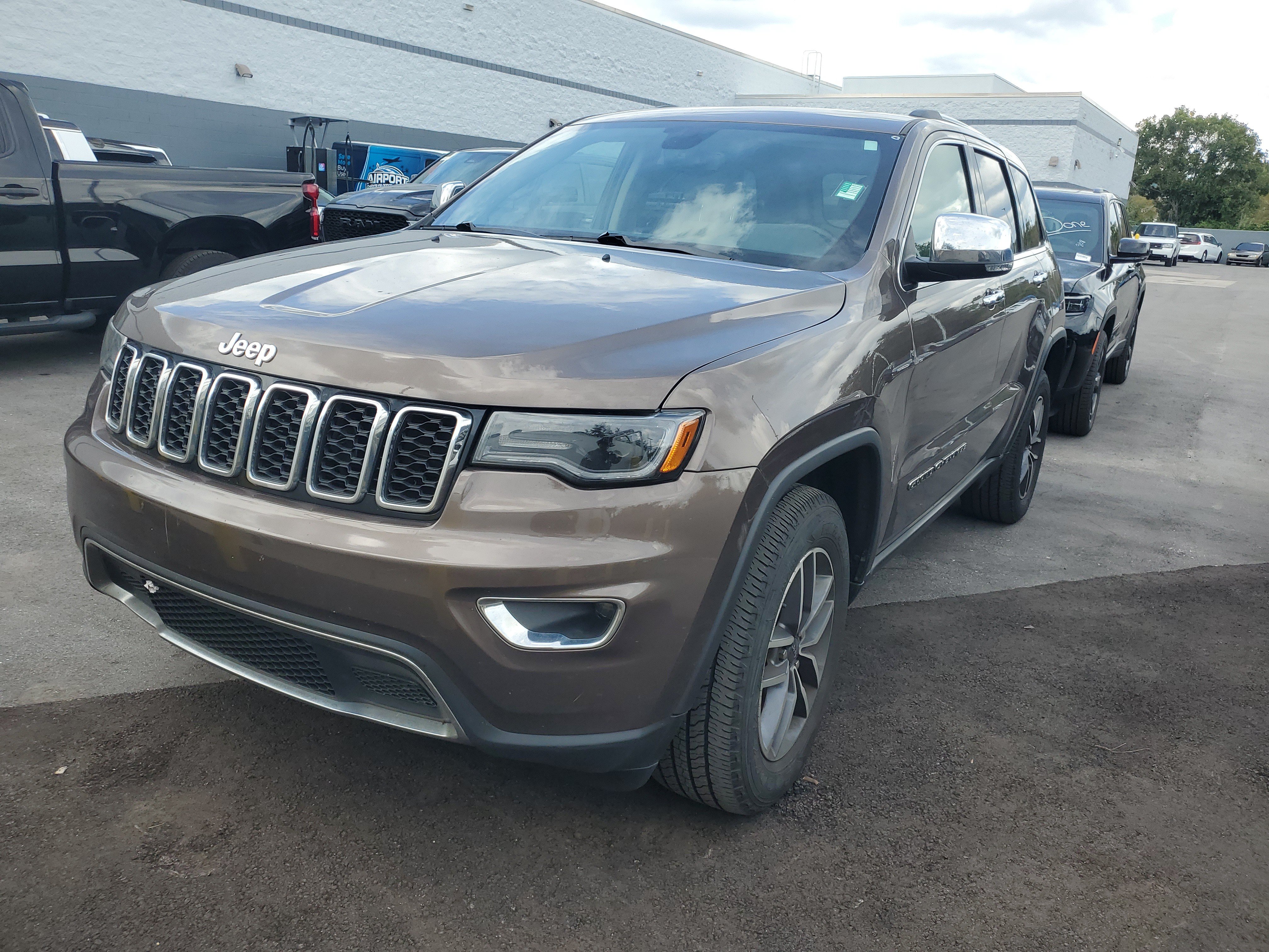 Used 2021 Jeep Grand Cherokee Limited w/ Luxury Group II AWD/4WD image 4
