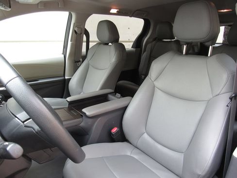 Used 2023 Toyota Sienna XLE w/ XLE Plus Package AWD/4WD image 12