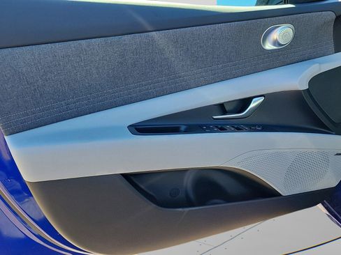 Certified 2025 Hyundai Elantra Limited FWD image 18