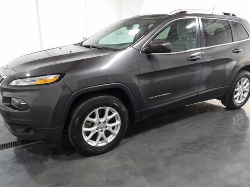 Used 2017 Jeep Cherokee Latitude w/ Safety/Convenience Group AWD/4WD image 3