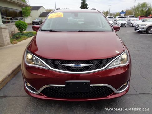 Used 2018 Chrysler Pacifica Touring-L FWD image 25