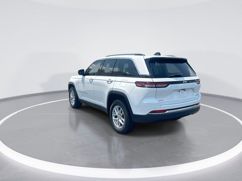 Used 2023 Jeep Grand Cherokee Laredo X AWD/4WD image 7