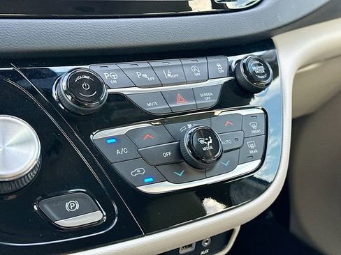 Used 2020 Chrysler Pacifica Touring-L Plus w/ Advanced Safetytec Group image 16