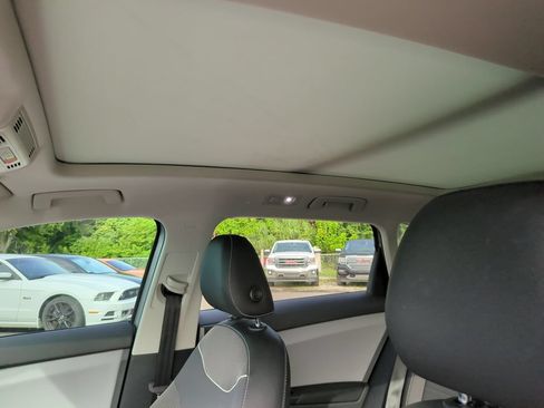 Used 2023 Volkswagen Taos SE w/ Panoramic Sunroof Package AWD/4WD image 9