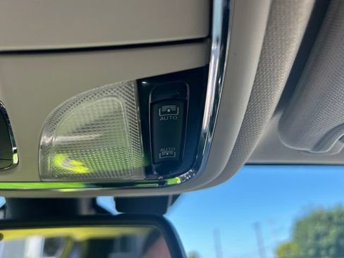 Used 2018 Jeep Cherokee Limited AWD/4WD image 32