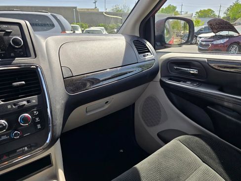 Used 2016 Dodge Grand Caravan SXT w/ Rear Park Assist Package FWD image 9