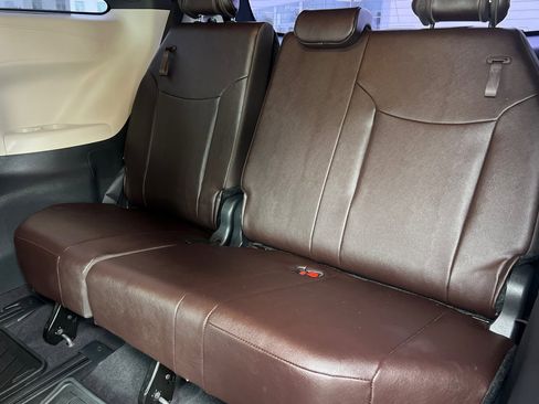 Certified 2023 Toyota Sienna Platinum image 20