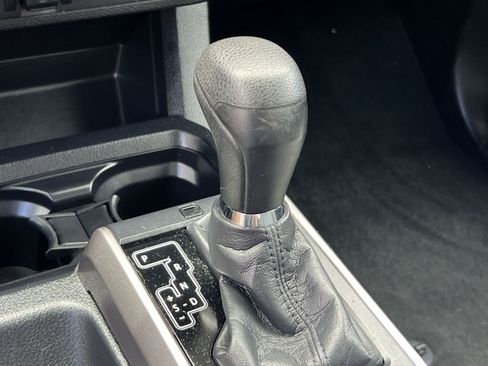 Used 2021 Toyota Tacoma SR5 AWD/4WD image 17