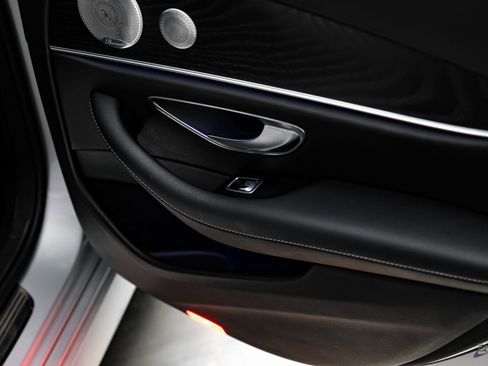 Used 2020 Mercedes-Benz E 350 4MATIC Sedan w/ Parking Assistance Package image 84