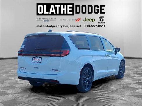 New 2026 Chrysler Pacifica Limited w/ S Appearance Package image 7