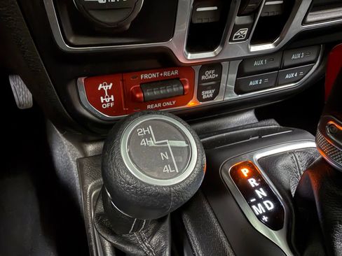 Used 2025 Jeep Wrangler Unlimited Rubicon w/ Convenience Group AWD/4WD image 18