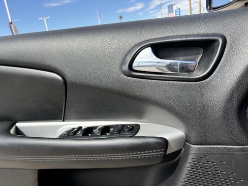 Used 2019 Dodge Journey SE FWD image 19