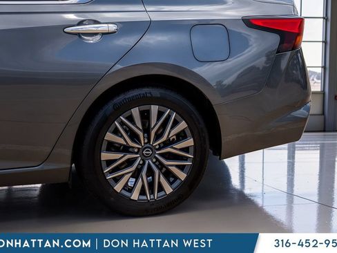 Used 2025 Nissan Altima 2.5 SV FWD image 39