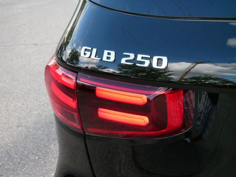 Used 2025 Mercedes-Benz GLB 250 4MATIC image 17