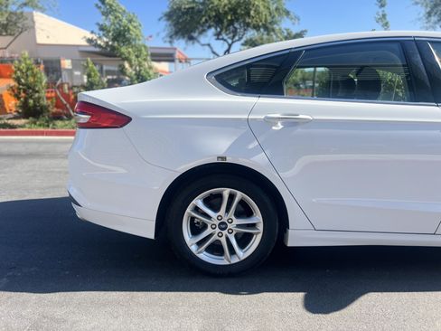 Used 2018 Ford Fusion SE w/ Equipment Group 602A FWD image 4