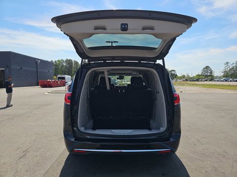 Used 2023 Chrysler Pacifica Limited w/ Uconnect Theater Family Group AWD/4WD image 14