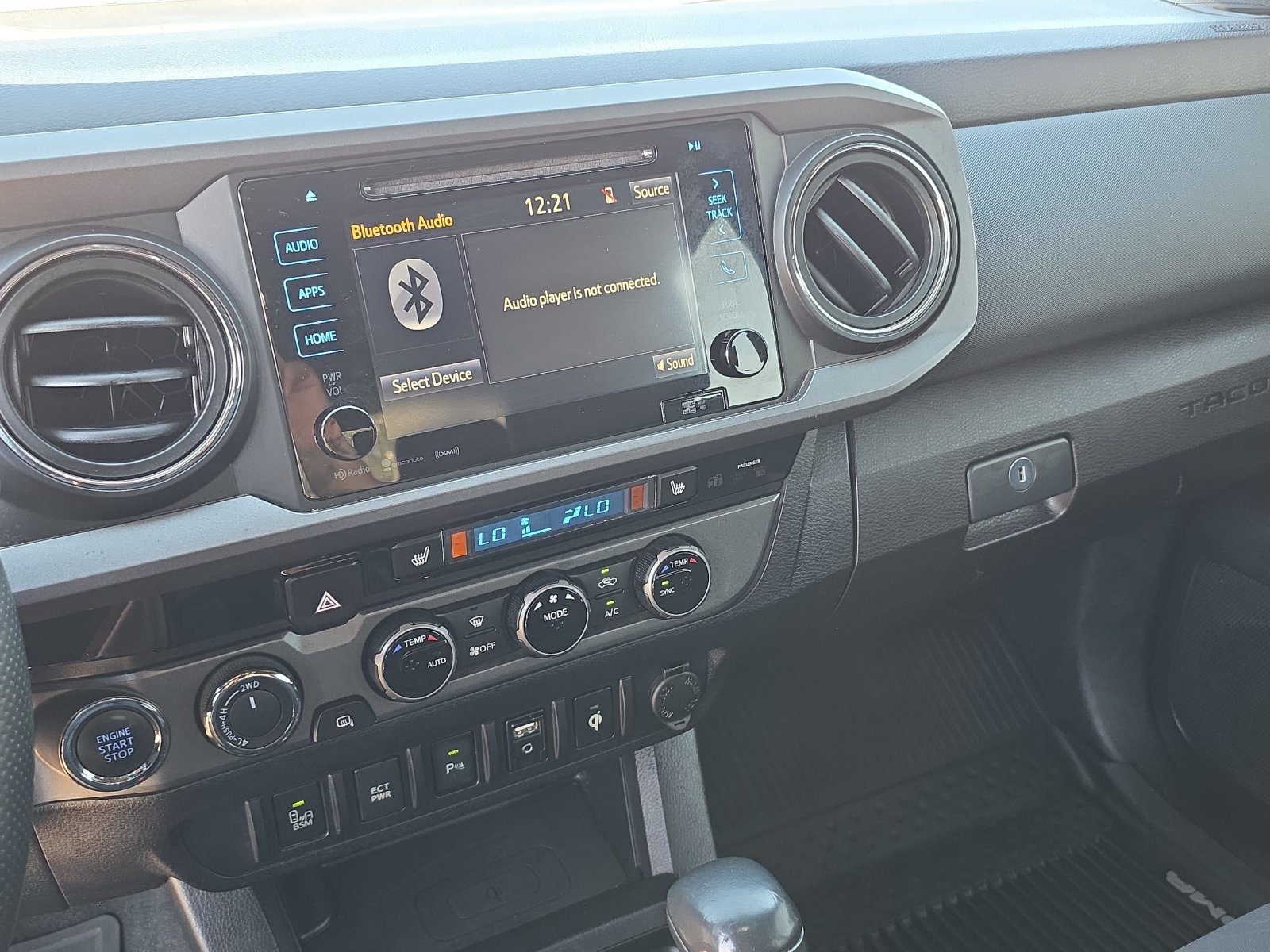 Used 2017 Toyota Tacoma TRD Off-Road w/ Premium & Technology Package AWD/4WD image 18