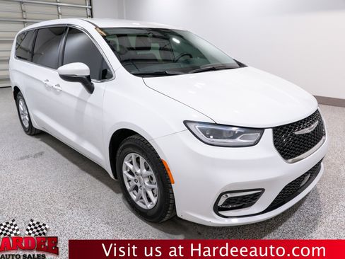 Used 2023 Chrysler Pacifica Touring-L FWD image 6