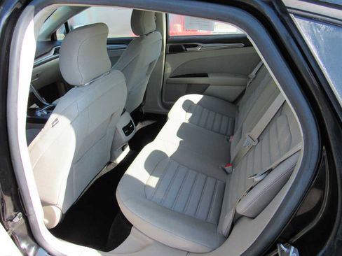 Used 2017 Ford Fusion SE w/ Fusion SE Technology Package image 10