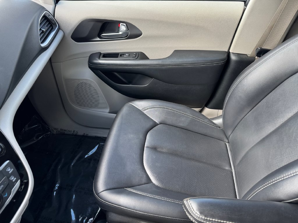 Used 2024 Chrysler Pacifica Touring-L FWD image 30