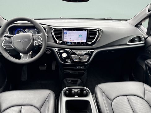Used 2025 Chrysler Pacifica Select FWD image 17