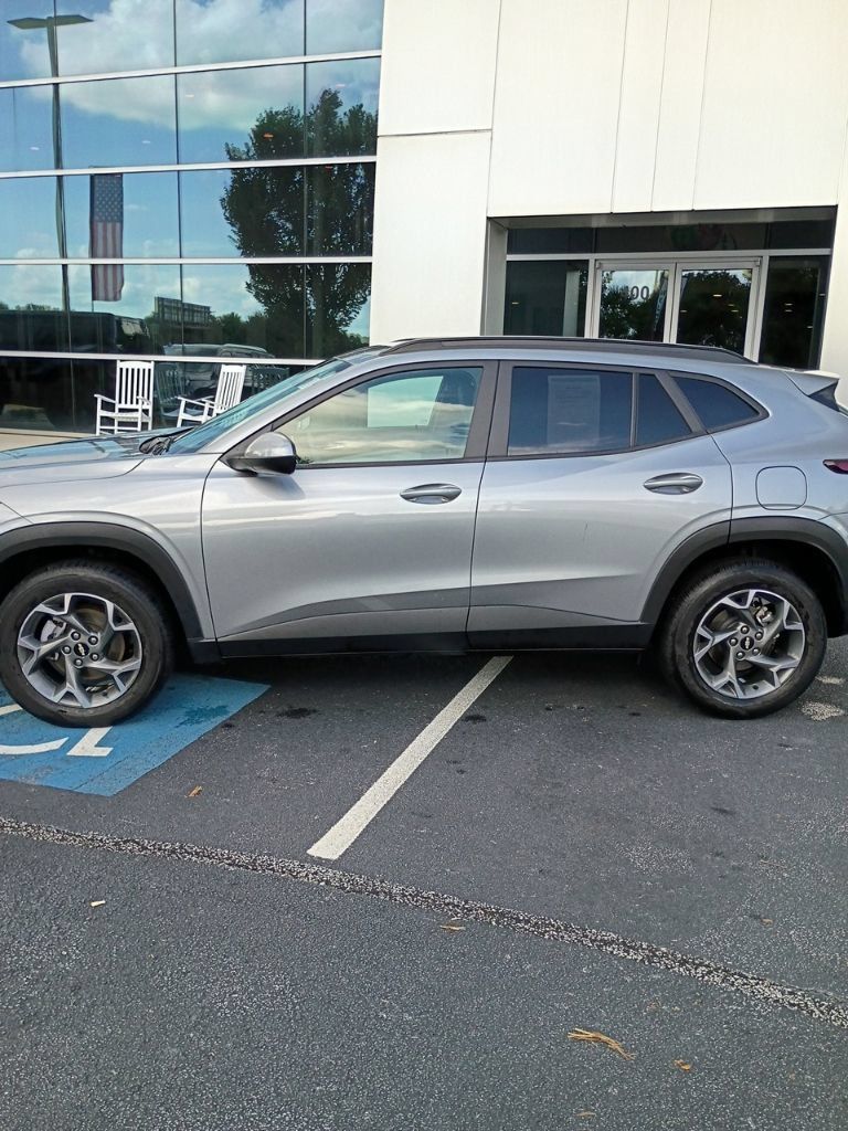 Used 2025 Chevrolet Trax LT FWD image 3